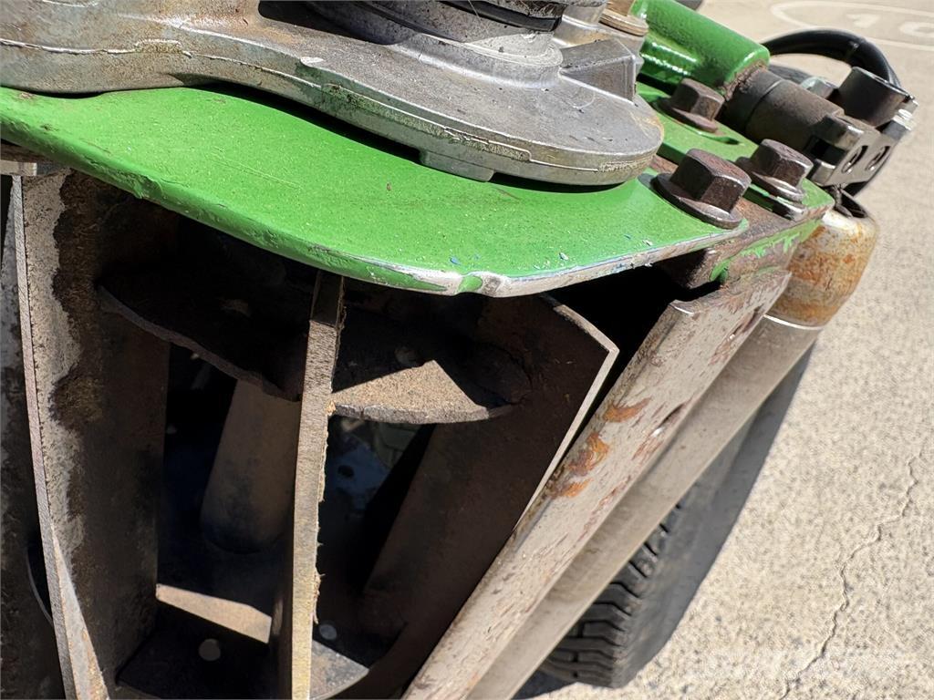 John Deere 7700A Perässäkäveltävät leikkurit