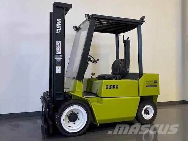 Clark DPM30N Dieseltrukit
