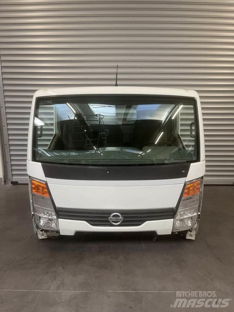 Nissan NT400 Ohjaamot ja sisustat