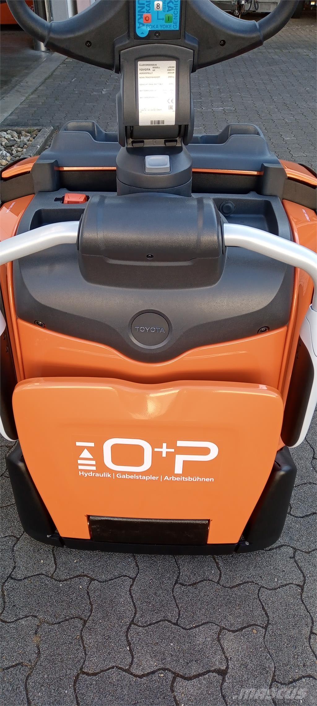 Toyota LPE200 Käyden ajettavat pinoamistrukit