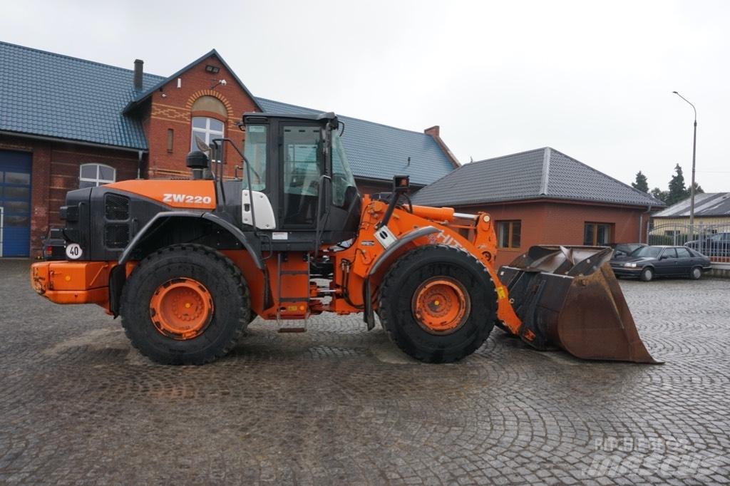 Hitachi ZW 220-5 B Pyöräkuormaajat