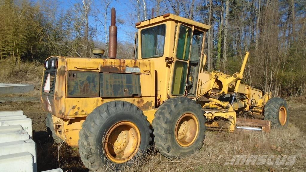 John Deere 672 A Tiehöylät
