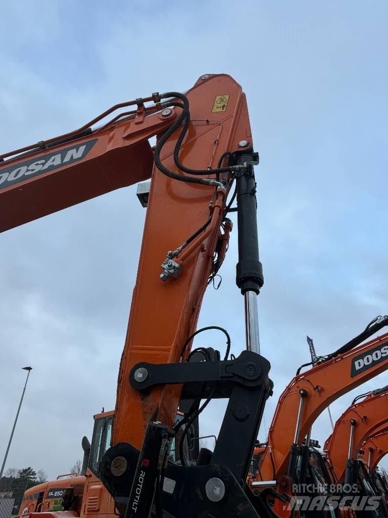 Doosan DX 300 LC-7 Telakaivukoneet