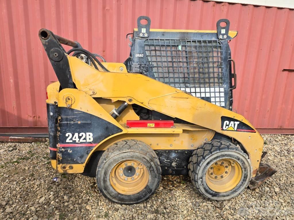 CAT 242 B Liukuohjatut kuormaajat