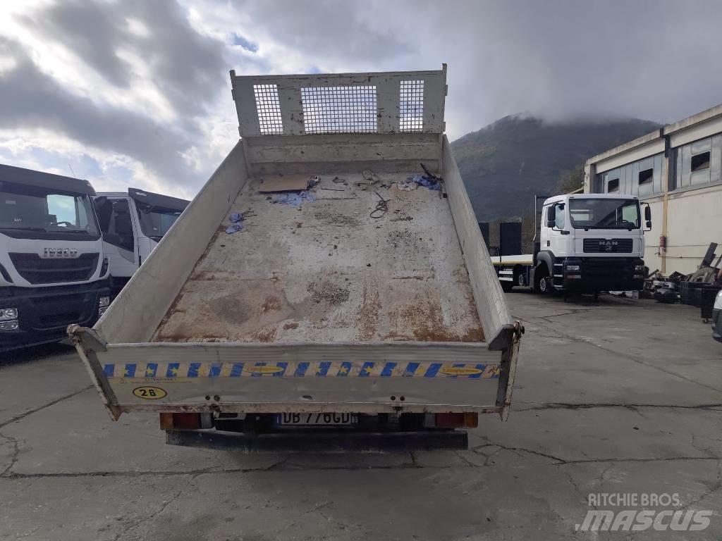 Isuzu NPR77G-5DX Nosturiautot