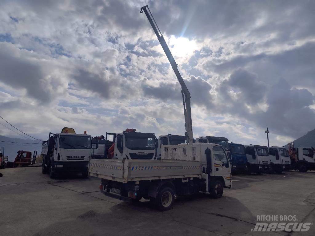 Isuzu NPR77G-5DX Nosturiautot