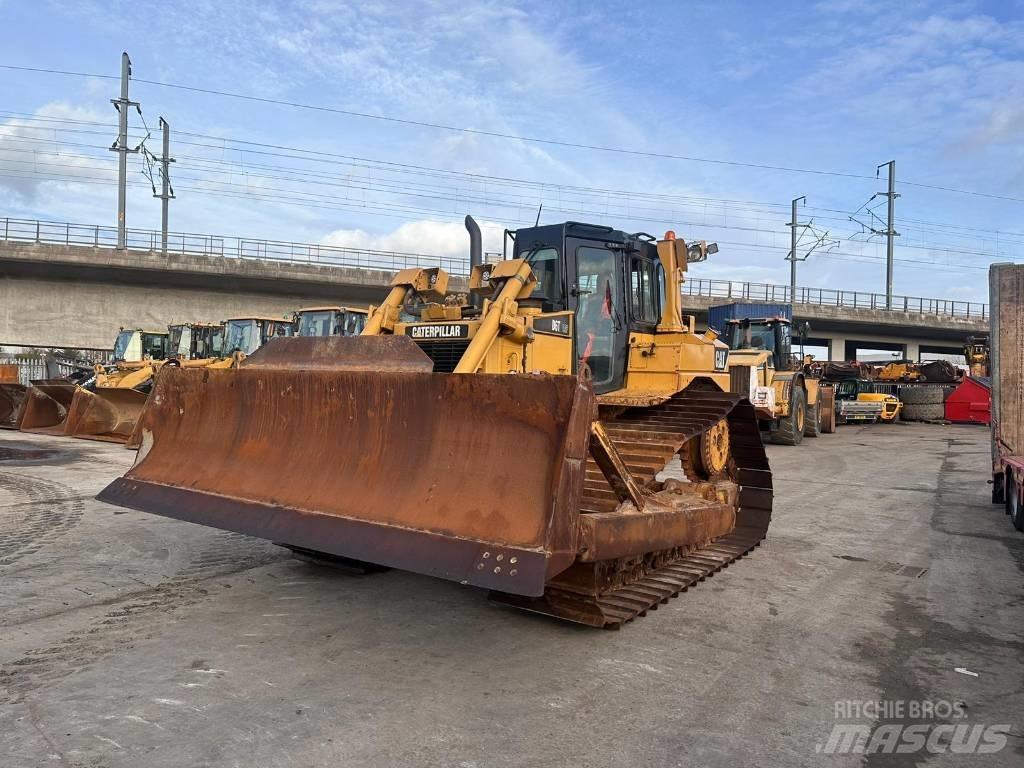 CAT D6T Telaketjupuskutraktorit