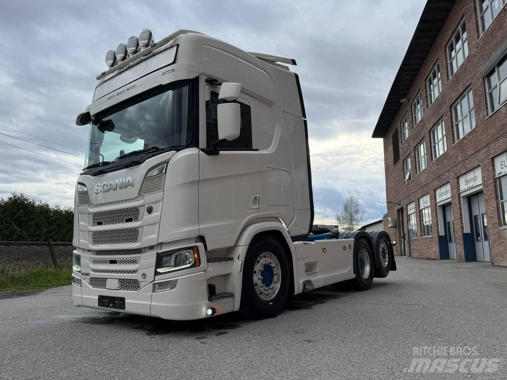 Scania R 590 Vetopöytäautot