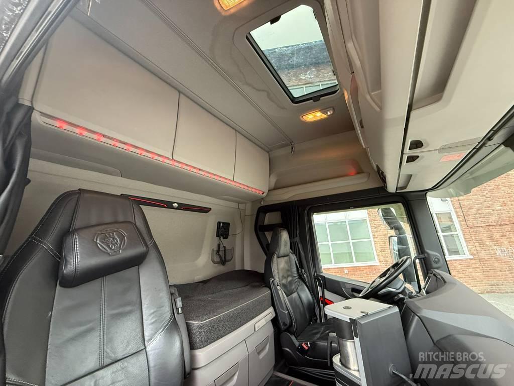 Scania R 590 Vetopöytäautot