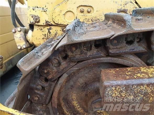 CAT D8T Telaketjupuskutraktorit