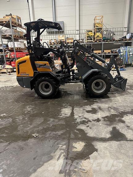 GiANT G2500HD+ Liukuohjatut kuormaajat