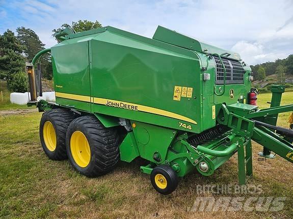 John Deere 744 Pyöröpaalaimet
