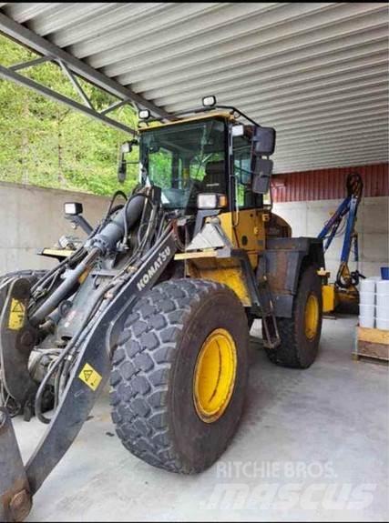 Komatsu WA200 PT Pyöräkuormaajat