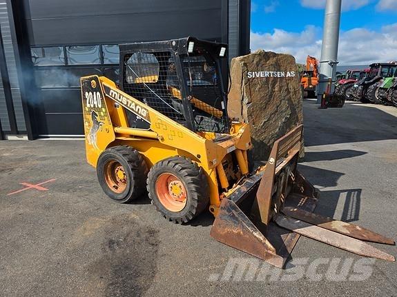Mustang 2040 Liukuohjatut kuormaajat
