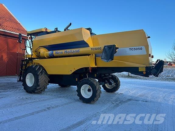 New Holland TC5050 Leikkuupuimurit