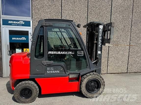 Nissan DF32 14436 Dieseltrukit