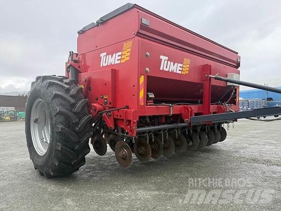 Tume HKL 2500 Kuivalannan levittimet