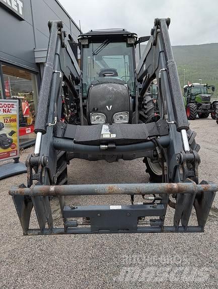 Valtra A83 Traktorit