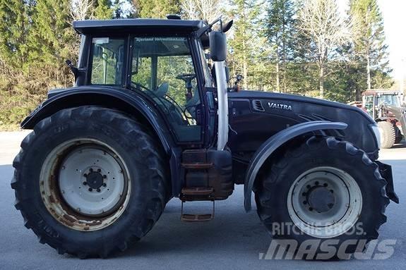 Valtra T213 Versu Traktorit