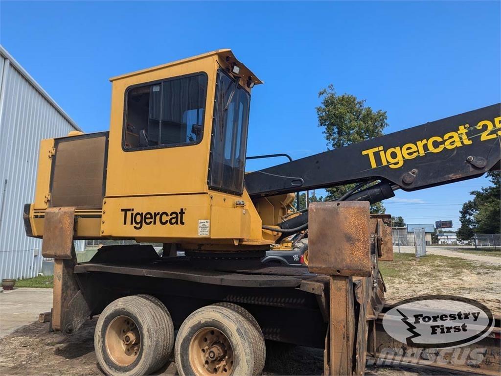 Tigercat 250D Nivelpuomikuormaajat