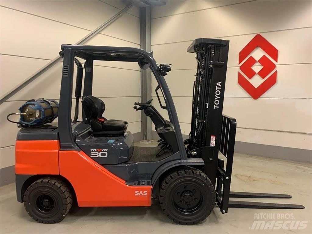 Toyota 02-8FGF30 Nestekaasutrukit