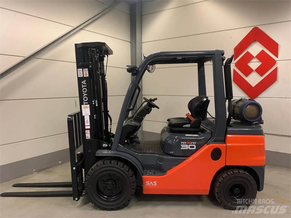 Toyota 02-8FGF30 Nestekaasutrukit
