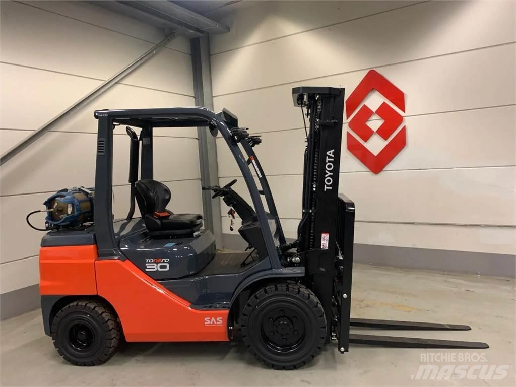 Toyota 02-8FGF30 Nestekaasutrukit
