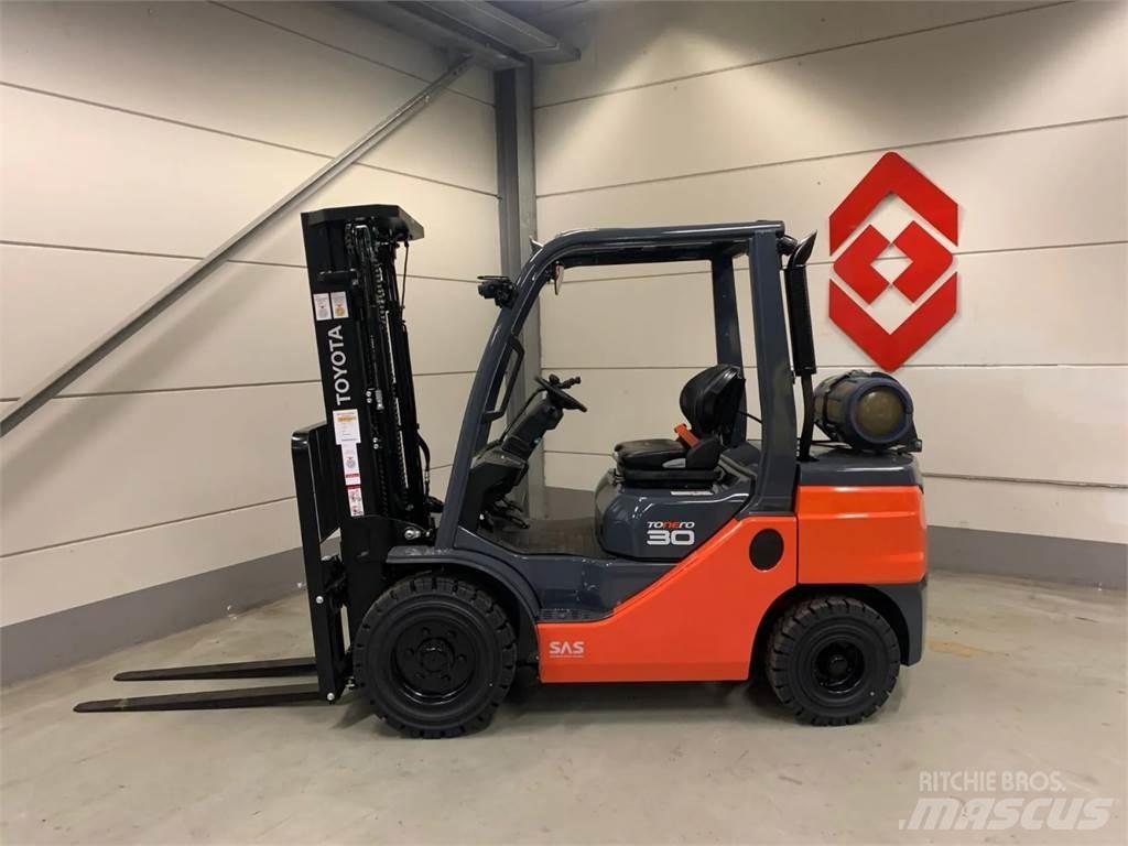 Toyota 02-8FGF30 Nestekaasutrukit