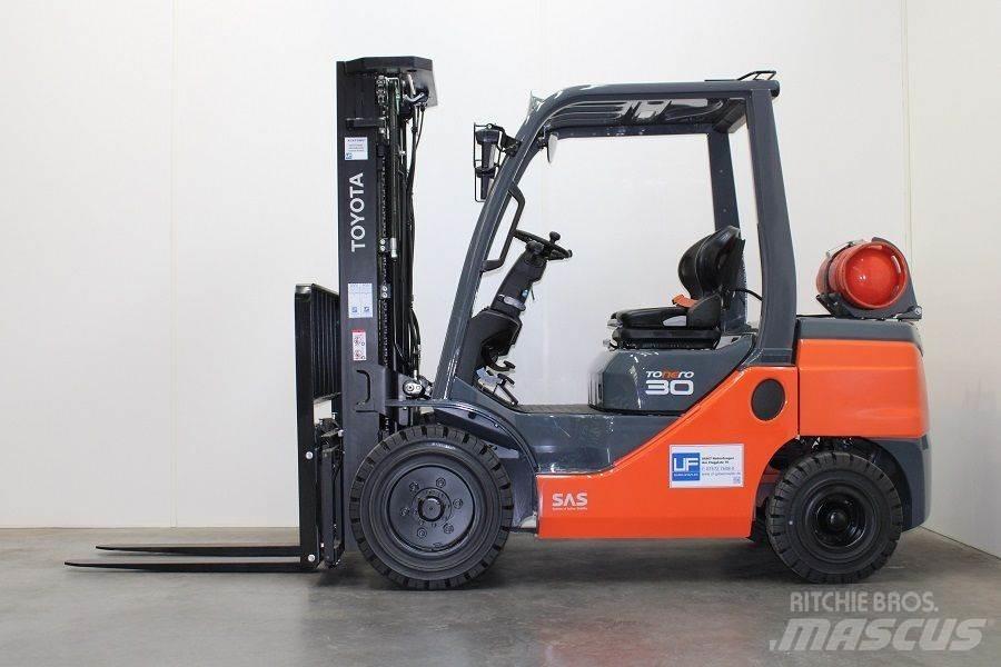 Toyota 02-8FGF30 Nestekaasutrukit