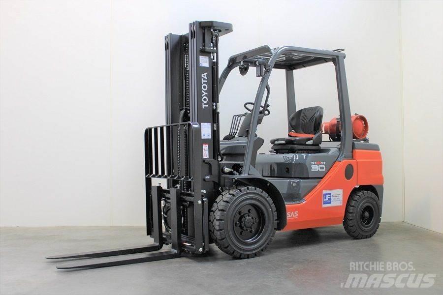 Toyota 02-8FGF30 Nestekaasutrukit