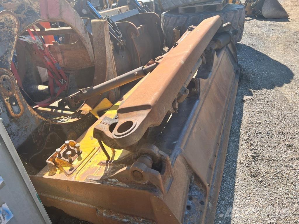 Komatsu D 65 EX-15 Telaketjupuskutraktorit