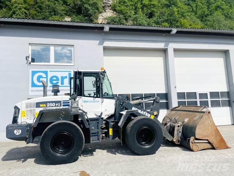 Komatsu WA250PZ-6 Pyöräkuormaajat