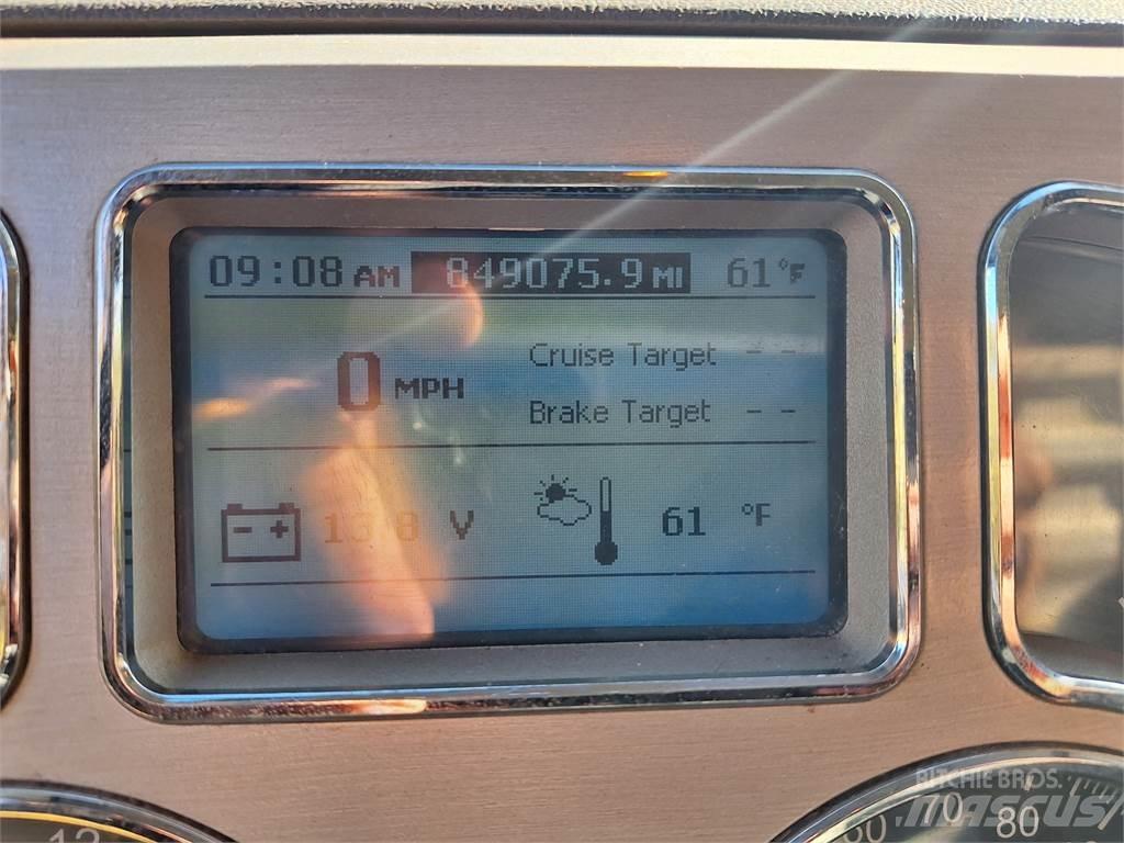 Mack CHU613 Vetopöytäautot