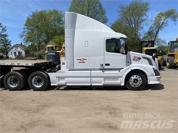 Volvo VNL64T670 Vetopöytäautot