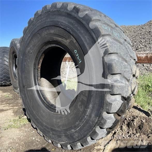 Titan 20.5R25 Renkaat ja vanteet