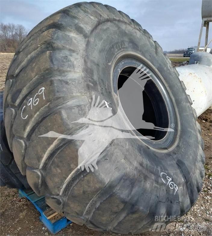Titan 29.5x25 Renkaat ja vanteet