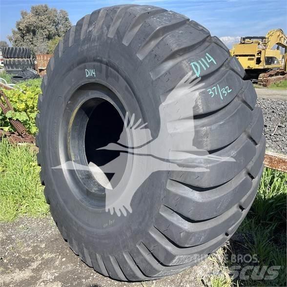 Titan 29.5x25 Renkaat ja vanteet