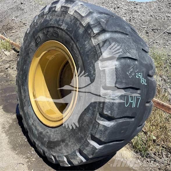 Toyo 35/65x33 Renkaat ja vanteet