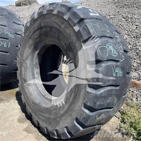 Toyo 35/65x33 Renkaat ja vanteet