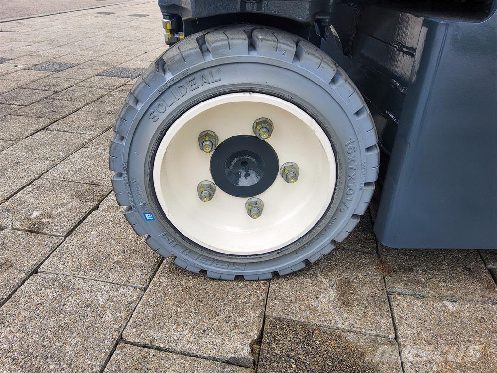 Combilift CBE 3000 Nelitietrukit