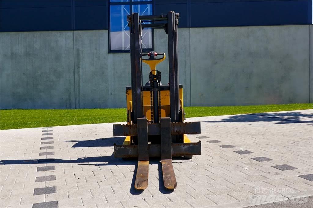 Linde L12 Käyden ajettavat pinoamistrukit