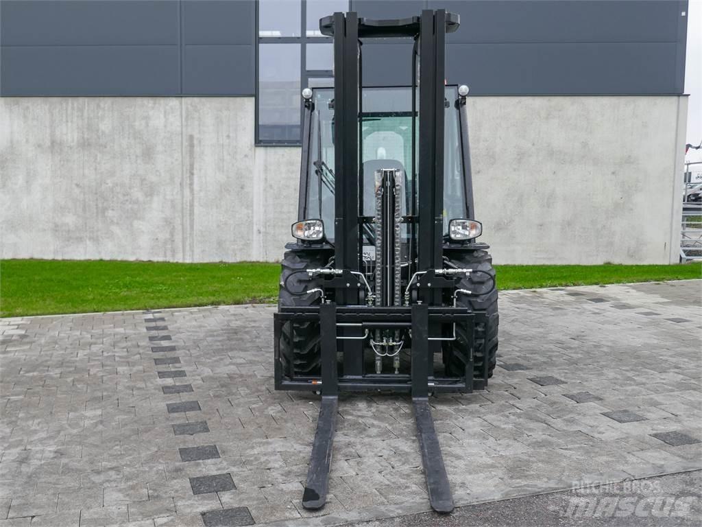 Manitou MC 30-4 Maastotrukit