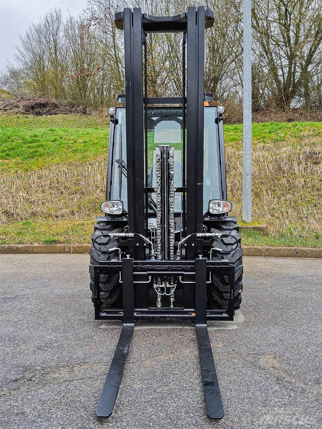 Manitou MC 30-4 Maastotrukit