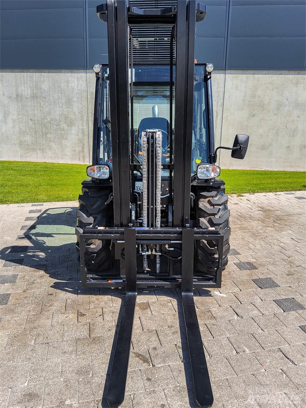 Manitou MC 30-4 Maastotrukit