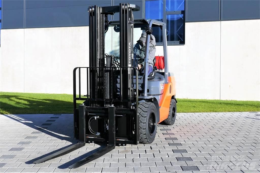 Toyota 02-8FGF30 Nestekaasutrukit