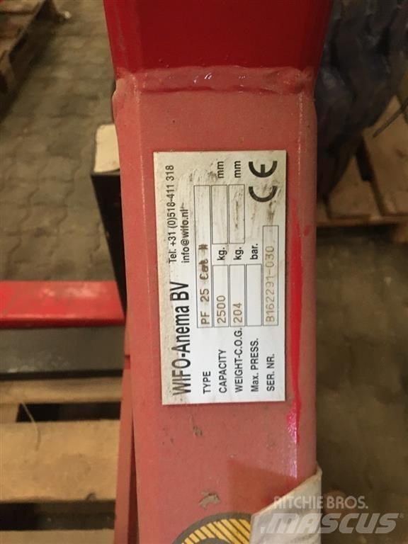 Wifo PF 25 Etukuormaimet ja kaivuulaitteet