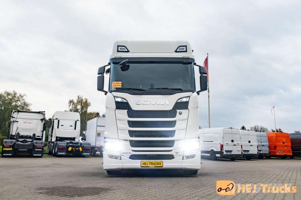 Scania S660 A6x2/4NB Vetopöytäautot