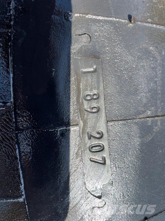  13.00-18 dæk 340-45 - 7 stk. Renkaat ja vanteet