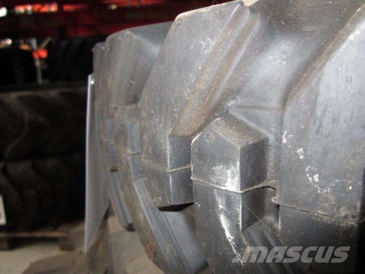  5X70-12 Solideal dæk - 2 stk. Renkaat ja vanteet