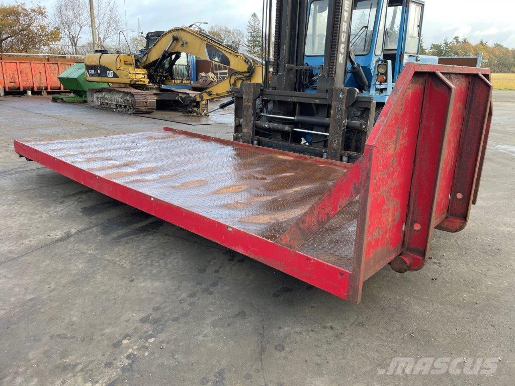  Maskintrailer med wirehejs Puoliperävaunulavetit